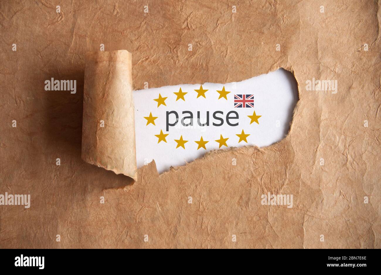 Brexit zerrissenes Stück Schriftrolle, das das Wort Pause mit stars der eu-Mitgliedsstaaten und flagge des vereinigten Königreichs enthüllt Stockfoto