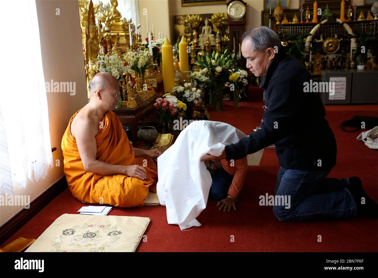 Wat Buddhapadipa ,Tempel in London Es war der erste buddhistische Tempel, der im Vereinigten Kigdom gebaut wurde.Es ist die Heimat von Mönchen und Nonnen, aber begrüßt Besucher jeden Glaubens, um die Anlage zu sehen und Meditation zu praktizieren, solange sie respektvoll sind. Stockfoto