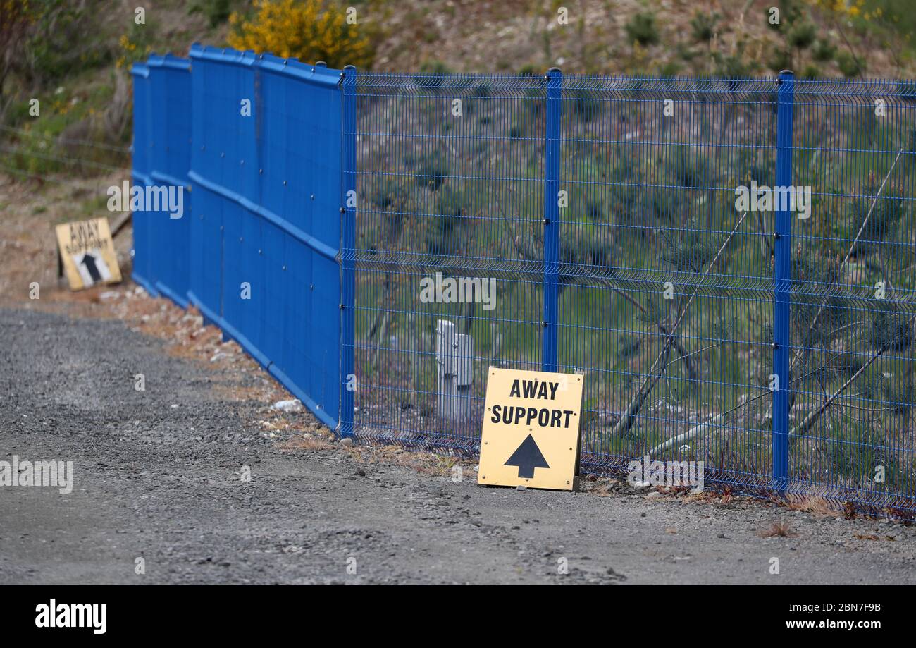 Ein Wegweiser liegt am McDiarmid Park, dem Heimstadion von St Johnstone. Stockfoto