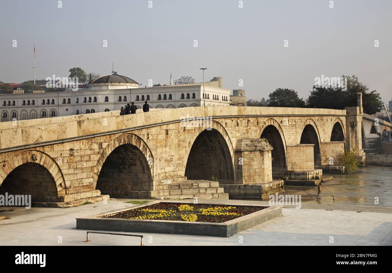 Steinbrücke über den Fluss Vardar in Skopje. Mazedonien Stockfoto