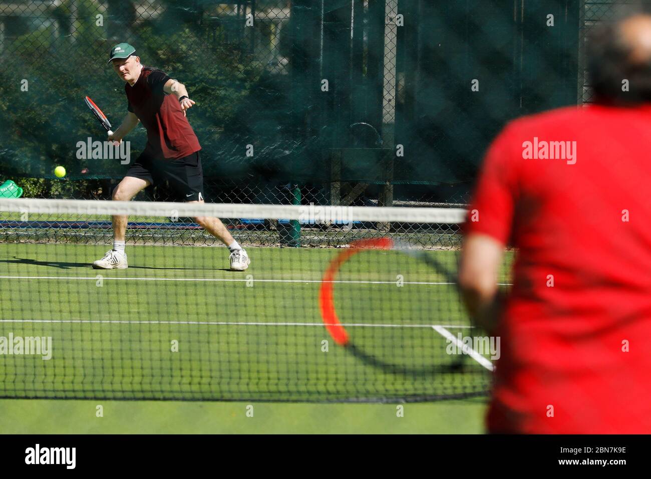 Portsmouth, Großbritannien. Mai 2020. Männer spielen Tennis und nutzen die neuen lockeren Regeln für die Lockdown-Spiele in Southsea, in der Nähe von Portsmouth, Großbritannien Mittwoch, 12. Mai 2020 Foto: Luke MacGregor/Alamy Live News Stockfoto