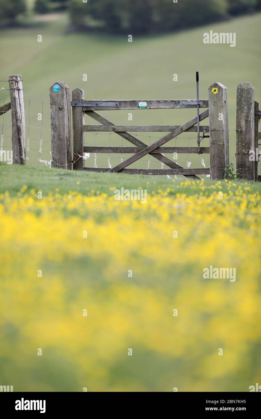 Eastbourne, Großbritannien. 13. April 2020 EIN Farmtor auf einem öffentlichen Fußweg im South Downs National Park in der Nähe von Cuckmere Haven. Quelle: James Boardman / Alamy Live News Stockfoto