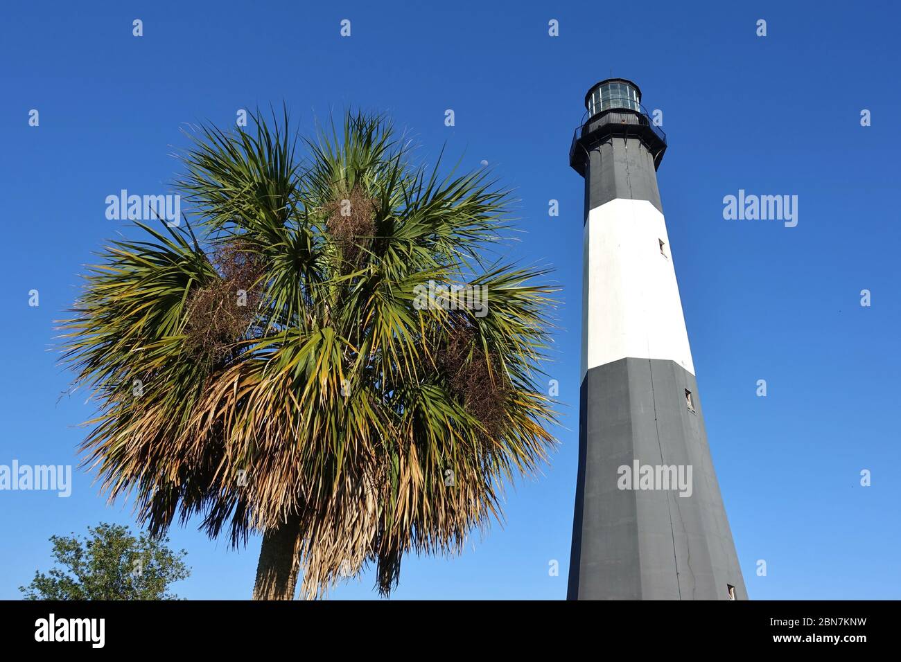 TYBEE ISLAND, GA -2 MAI 2020- Blick auf den Tybee Leuchtturm in Tybee Island, in der Nähe von Savannah, Georgia, USA. Stockfoto