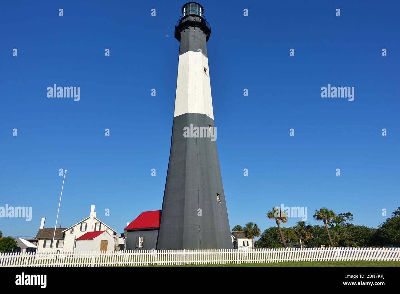 TYBEE ISLAND, GA -2 MAI 2020- Blick auf den Tybee Leuchtturm in Tybee Island, in der Nähe von Savannah, Georgia, USA. Stockfoto