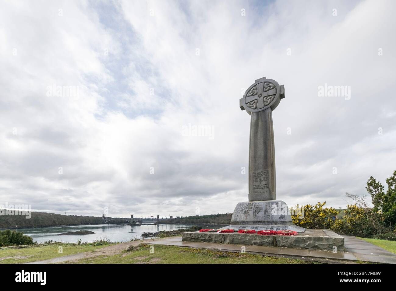 Church Island Kriegsdenkmal auf dem Friedhof der St Tysilio Kirche Porthaethwy Menai Bridge auf Anglesey in North Wales Stockfoto