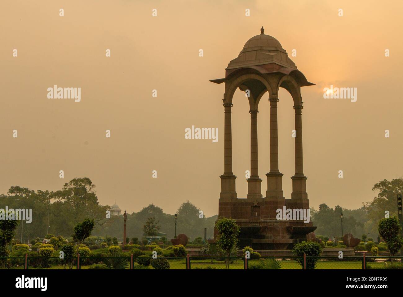 India Gate, Neu Delhi: Amar Jawan Jyoti. Die Sonne geht hinter der Silhouette von Amar Jawan Jyoti am India Gate auf Stockfoto