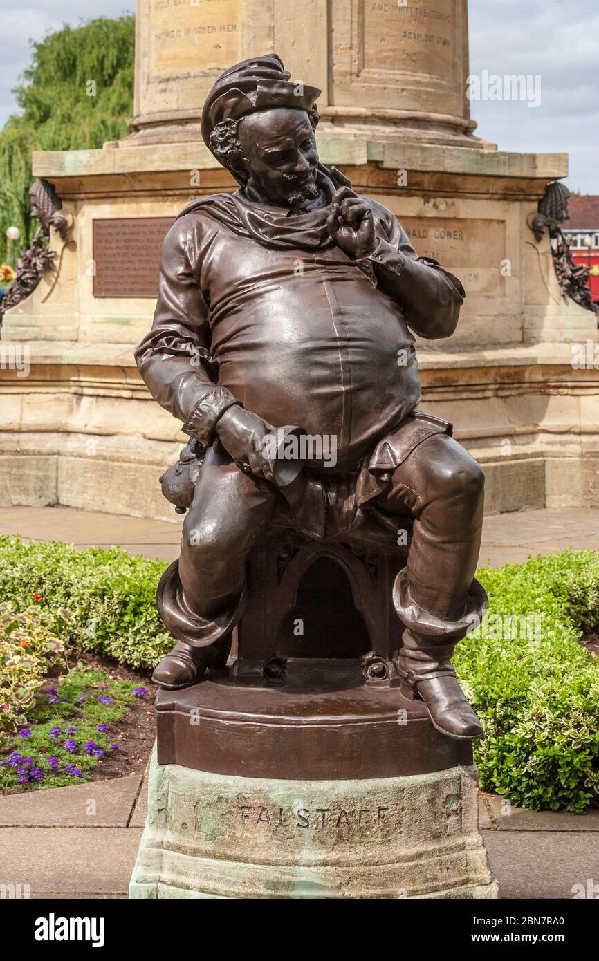 Eine Bronzestatue des Shakespeare-Charakters Falstaff in den Bancroft Gardens vor dem RSC Theatre in Stratford-upon-Avon, England Stockfoto