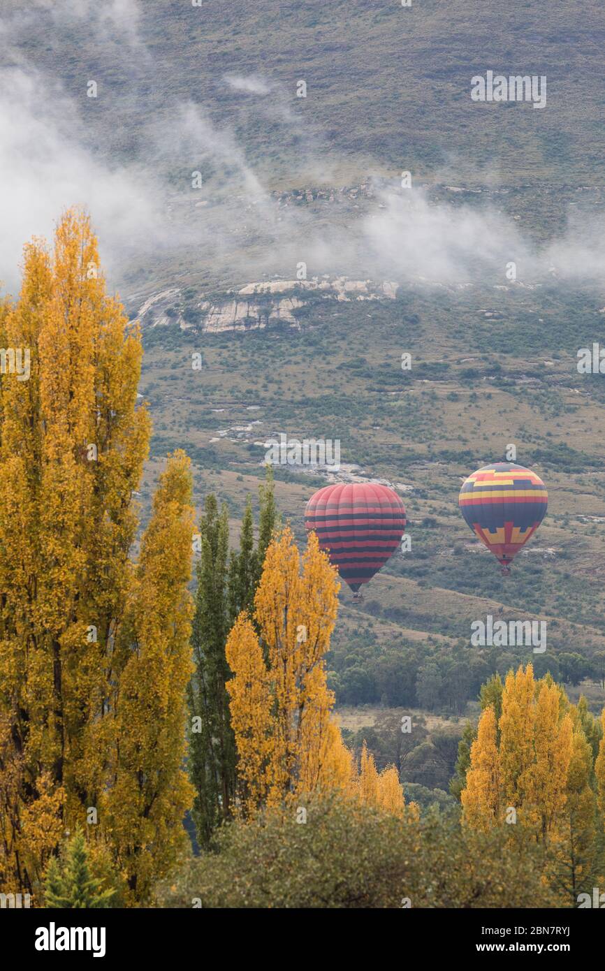 Clarens, Freistaat, Südafrika ist eine Touristenstadt mit wunderschöner Berglandschaft und einer Vielzahl von touristischen Aktivitäten, einschließlich Heißluftballonfahrten. Stockfoto