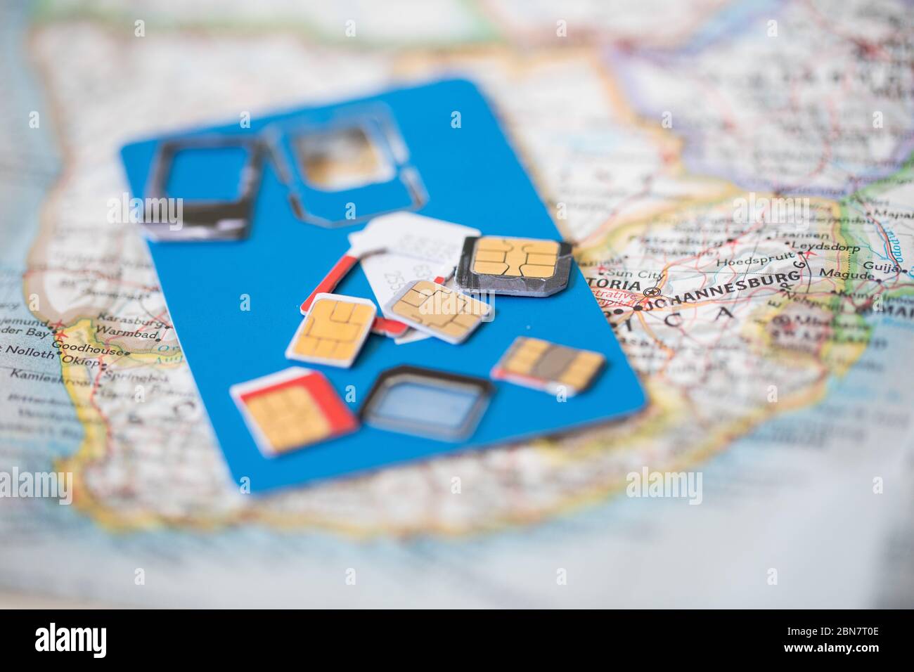 Nahaufnahme von sim-Karten auf einer Karte; Reisende können SIM-Karten nach Land eintauschen, um in der Kommunikation zu bleiben und gleichzeitig die Kosten niedrig zu halten. Stockfoto