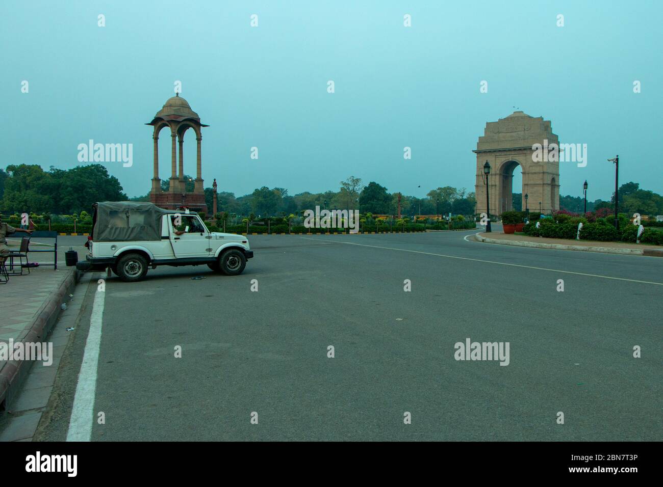 Polizeiwagen vor einem leeren India Gate war Memorial in Delhi während der Sperrung geparkt. Stockfoto