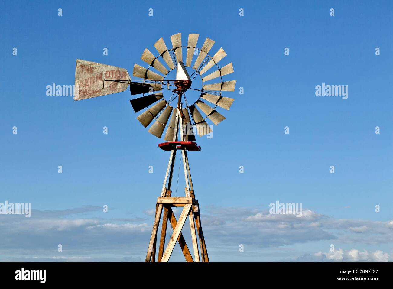 Klassische, mehrblättrige Windpumpe 'The Aermotor, Chicago Co.', ursprünglich für das Pumpen von Brunnenwasser verwendet. Stockfoto