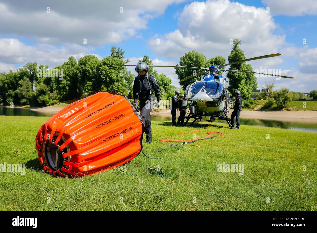 Düsseldorf, Nordrhein-Westfalen, Deutschland - Hubschrauber Airbus H145 der Polizei fliegenden Staffel bei einer Übung mit dem neuen 820 Liter Feuer-Feige Stockfoto