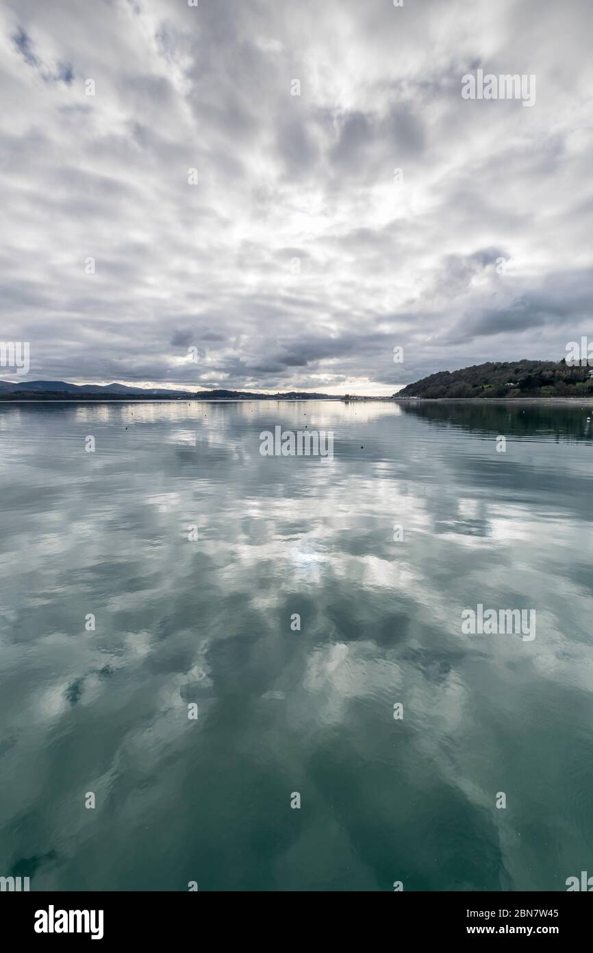 Beaumaris Pier an der Anglesey North Wales Küste mit Blick auf die Menai Meerenge und Bangor Stockfoto