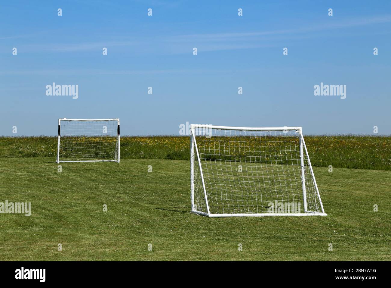 Fußball-Tor stehen auf einem grünen Rasen Stockfoto