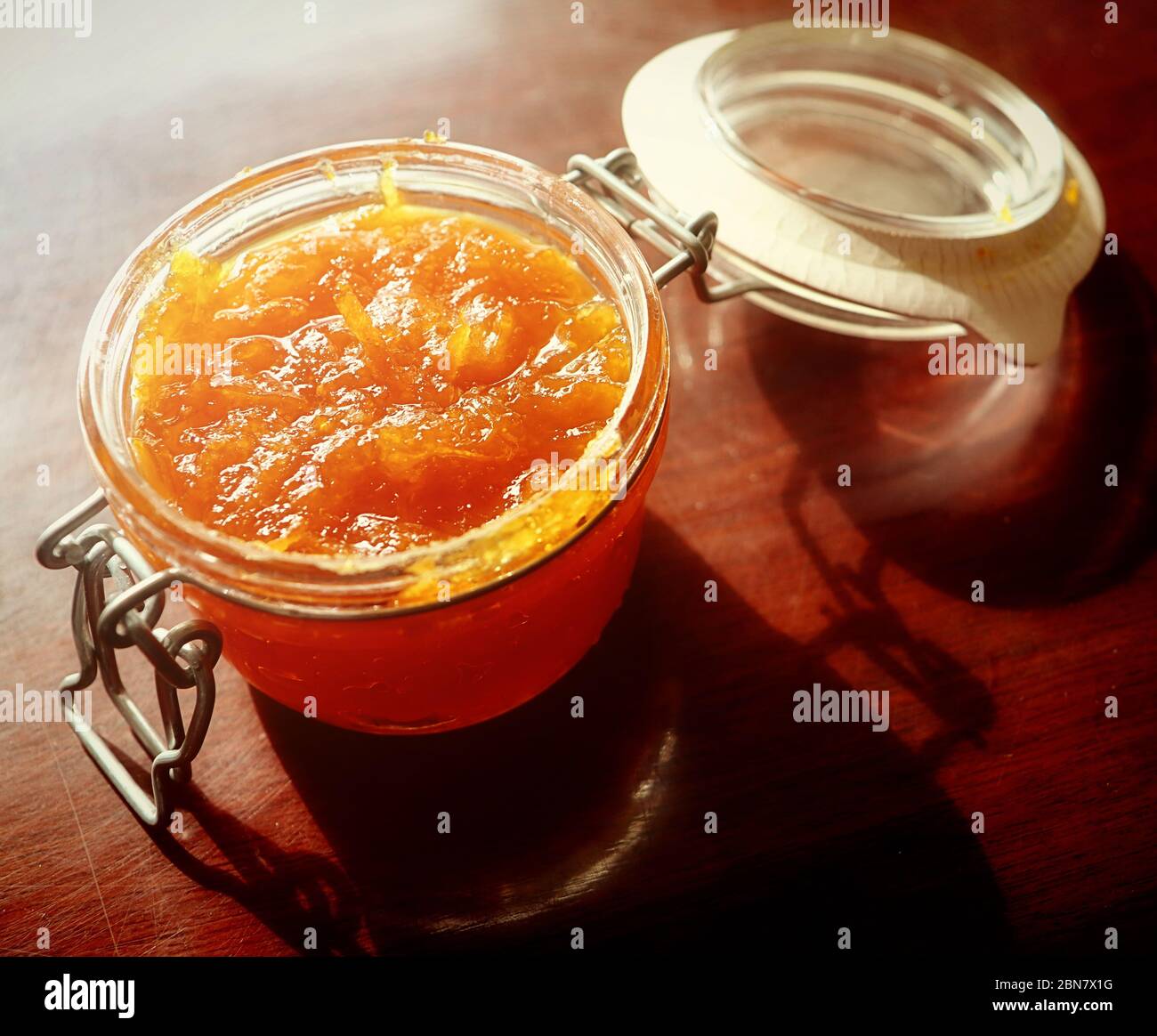 Food Stillleben: Köstliche hausgemachte Orangenmarmelade auf einem Holztisch Stockfoto