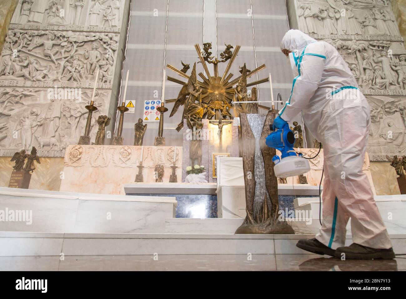 Roma, Italien. Mai 2020. Sanitisierungsoperationen in der Basilika San Giovanni Bosco in Rom Bürgermeister von Rom Virginia Raggi, in der Basilika St. John Bosco in Rom, nahm an den Operationen, die heute, die italienische Armee, auf besondere Bitte des Vikariats von Rom, Begann, die externen und internen Bereiche der Kirchen von Rom durch seine spezialisierten Teams zu desinfizieren. (Foto von Matteo Nardone/Pacific Press) Quelle: Pacific Press Agency/Alamy Live News Stockfoto