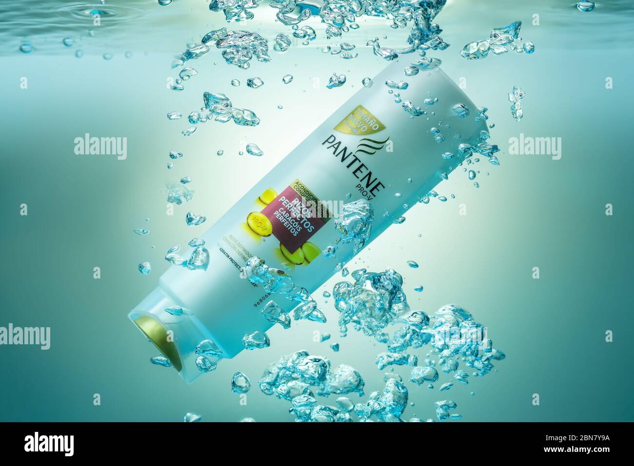 Portugal Faro, 5. Mai 2020 - Shampoo Conditioner, von der Firma Panten Unterwasser in einem Aquarium, mit Blasen und Spritzer. Illustratives Editorial Stockfoto
