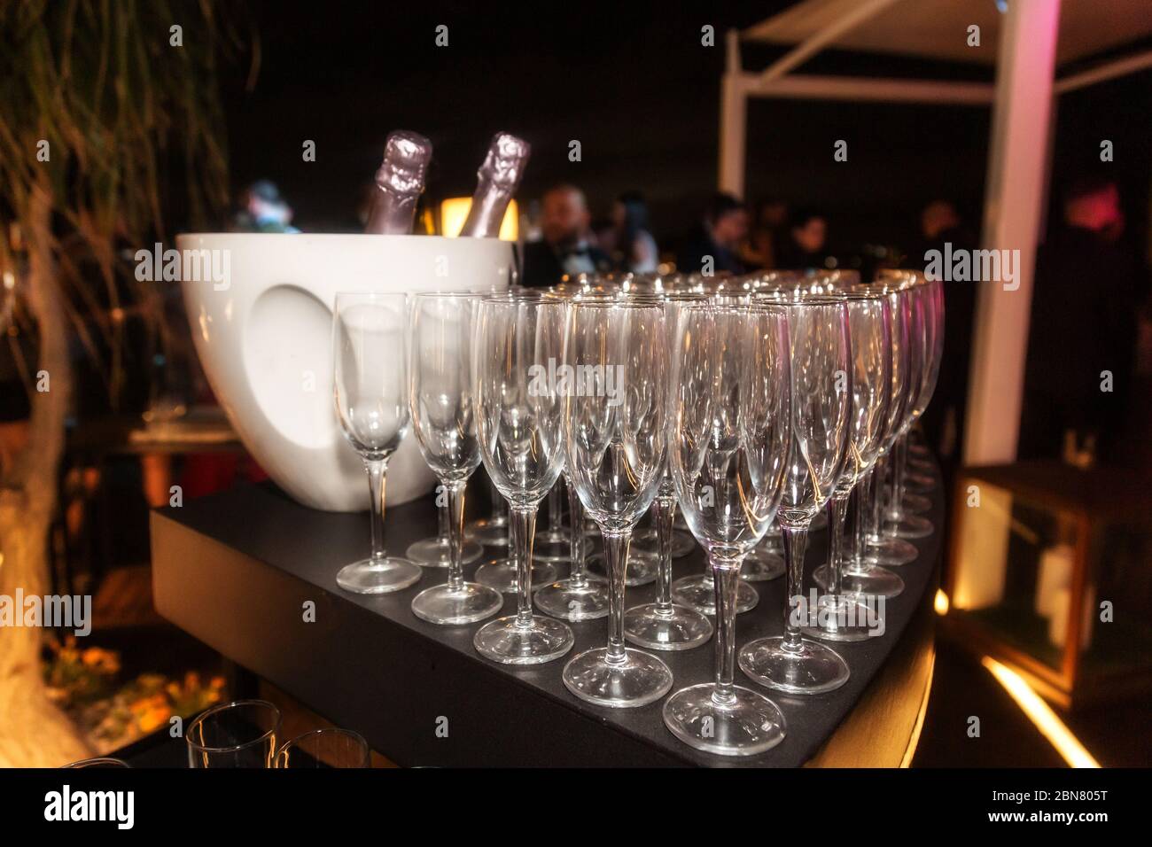 Sekt in der Eiskübel und Weingläser in einem Restaurant-Ambiente. Stockfoto