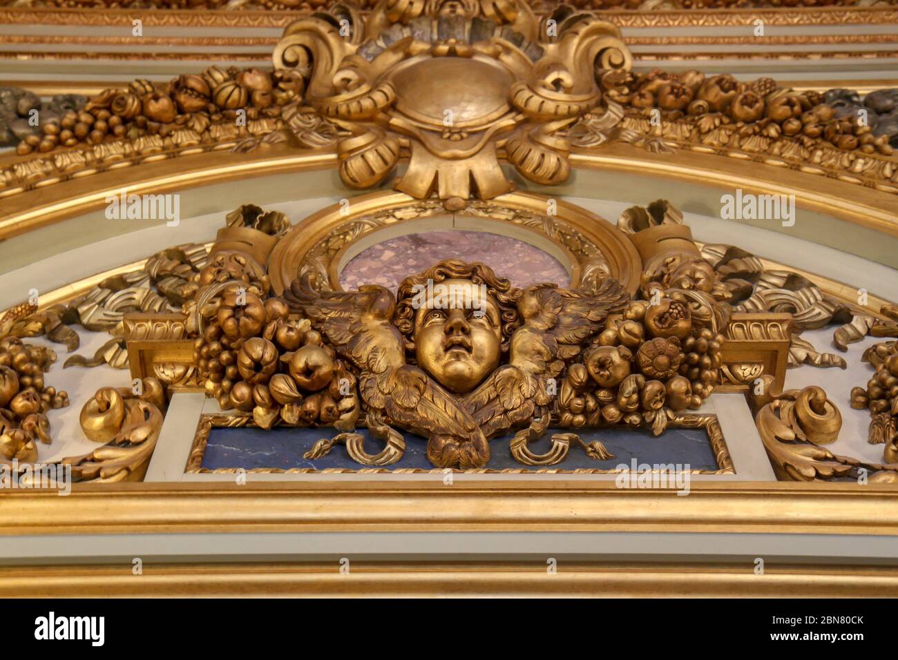 Kunstvolle Details über einem Eingang im Breakers Mansion, Newport, Rhode Island, USA Stockfoto