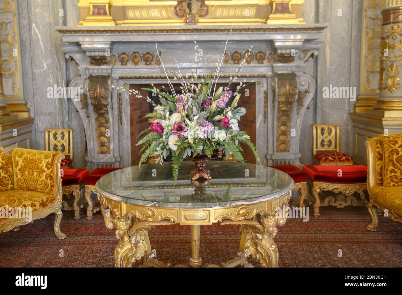 Blumenschmuck inmitten der opulenten Einrichtung im Breakers Mansion, Newport, Rhode Island, USA Stockfoto