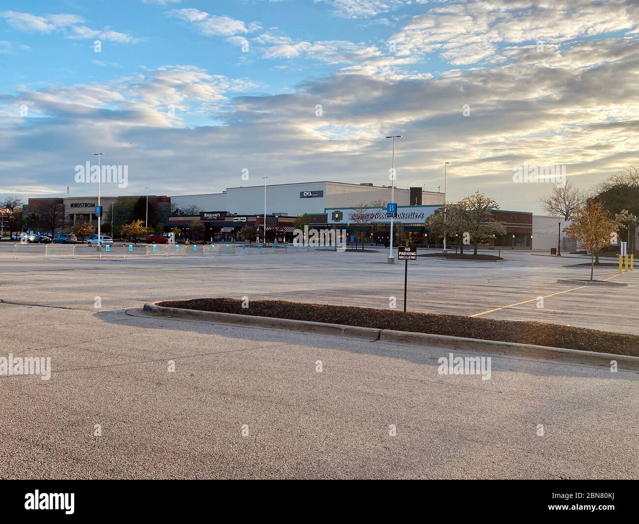 Leerer Parkplatz in Illinois während der COVID-19-Pandemie. Die einzigen Fahrzeuge sind Restaurantmitarbeiter für Takeout-Bestellungen. Stockfoto