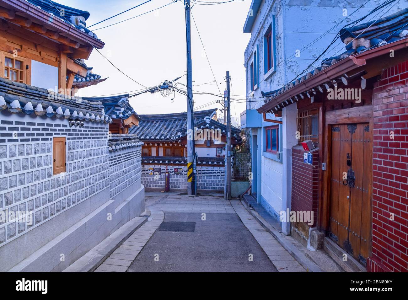 Seoul, Südkorea 9/2020 Architektur im koreanischen Stil im Dorf Bukchon Hanok Stockfoto
