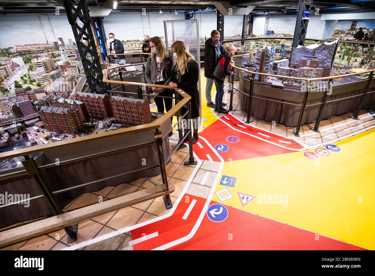 Hamburg, Deutschland. Mai 2020. Besucher des Miniatur Wunderlands tragen bei einer Testfahrt mit 200 Besuchern Gesichtsmasken und die geforderten Distanzregeln. Nach wochenlanger Schließung durch die Corona-Pandemie will die Modelleisenbahn in Hamburg langsam wieder für Besucher geöffnet werden. Ab Mai 20 können Eisenbahnfans die weltweit größte Modelleisenbahn wieder besuchen. Kredit: Christian Charisius/dpa/Alamy Live News Stockfoto