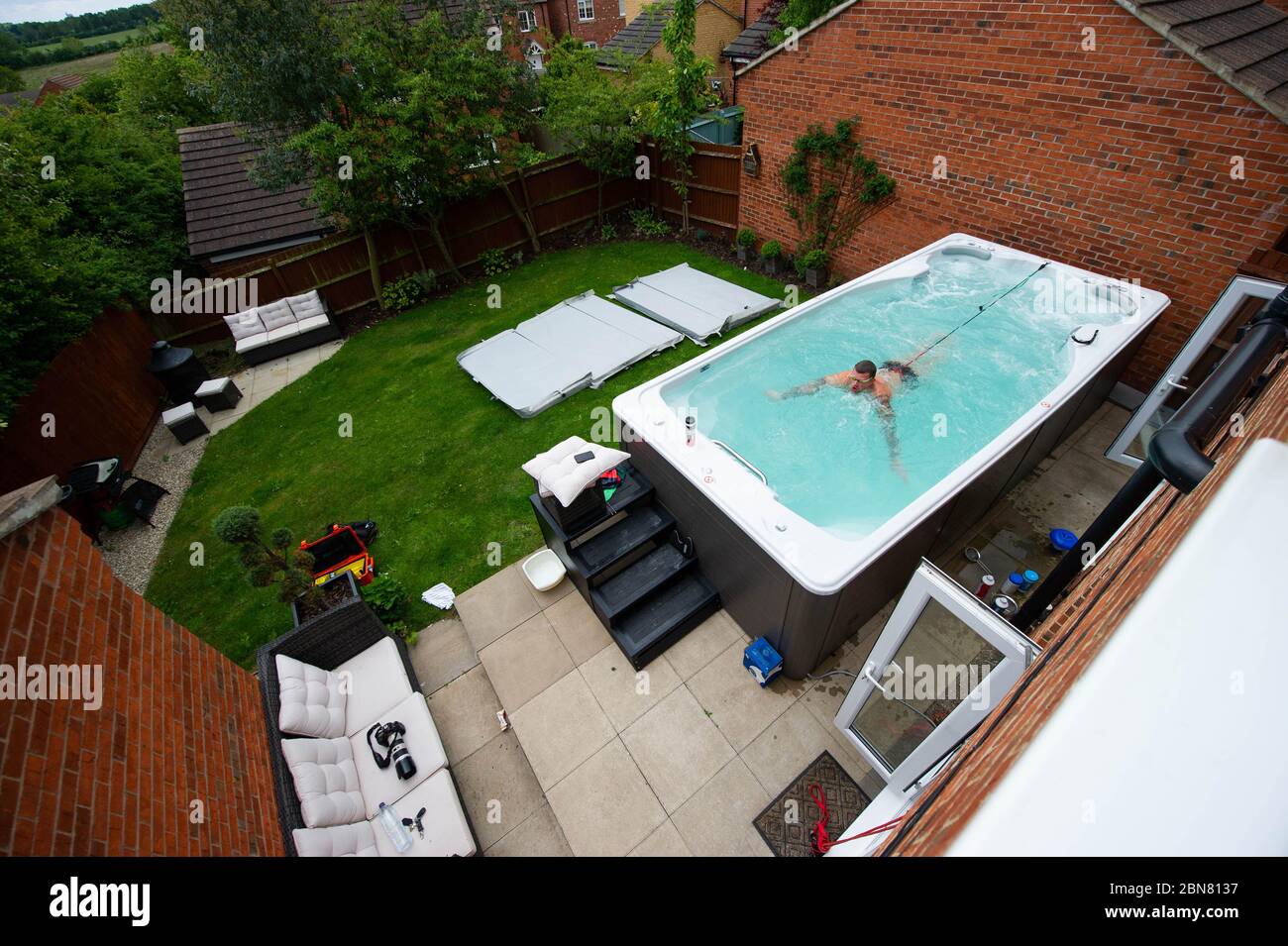 Der britische Schwimmer Adam Peaty trainiert in seinem Haus in Loughborough im Pool, der von Jacuzzi in Partnerschaft mit Bedfordshire Hot Tubs bereitgestellt wird, um es den Olympischen Schwimmern von GB zu ermöglichen, während der aktuellen britischen Sperrung weiterhin zu Hause für Tokio 2021 zu trainieren. Stockfoto