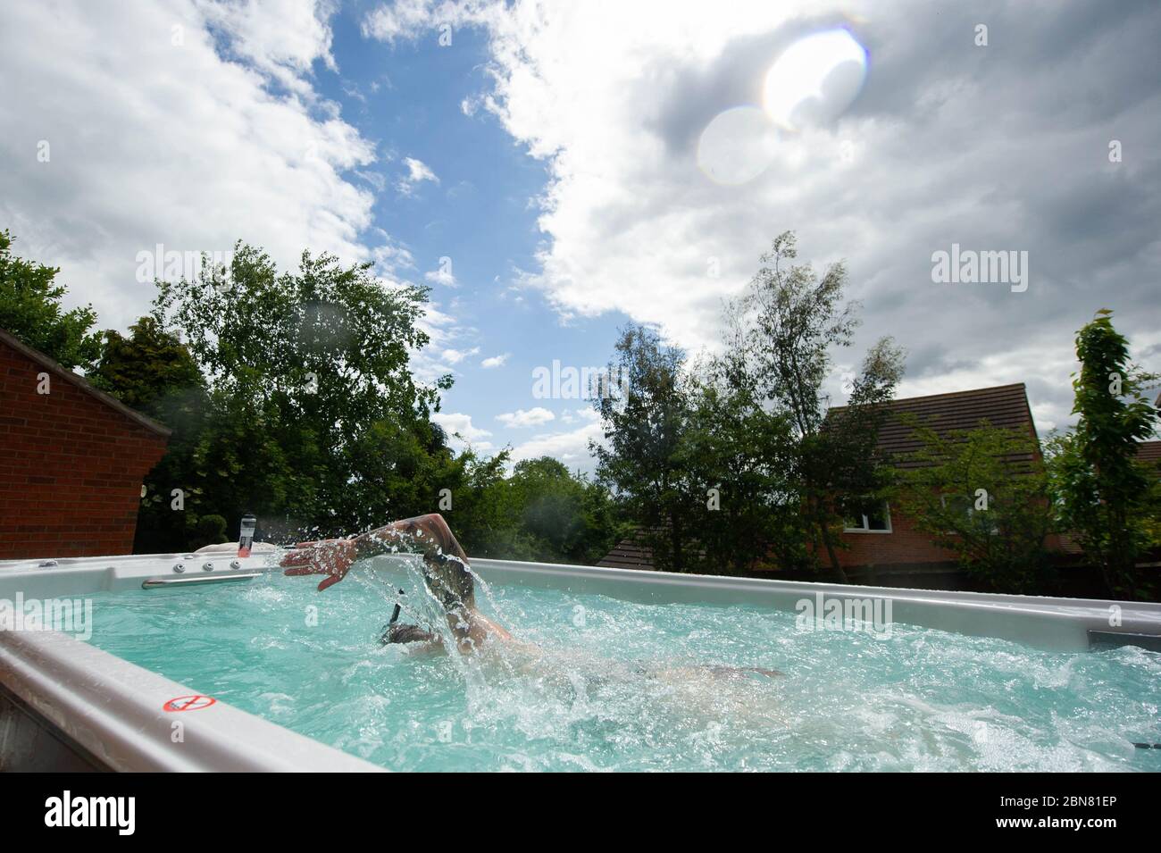 Der britische Schwimmer Adam Peaty trainiert in seinem Haus in Loughborough im Pool, der von Jacuzzi in Partnerschaft mit Bedfordshire Hot Tubs bereitgestellt wird, um es den Olympischen Schwimmern von GB zu ermöglichen, während der aktuellen britischen Sperrung weiterhin zu Hause für Tokio 2021 zu trainieren. Stockfoto