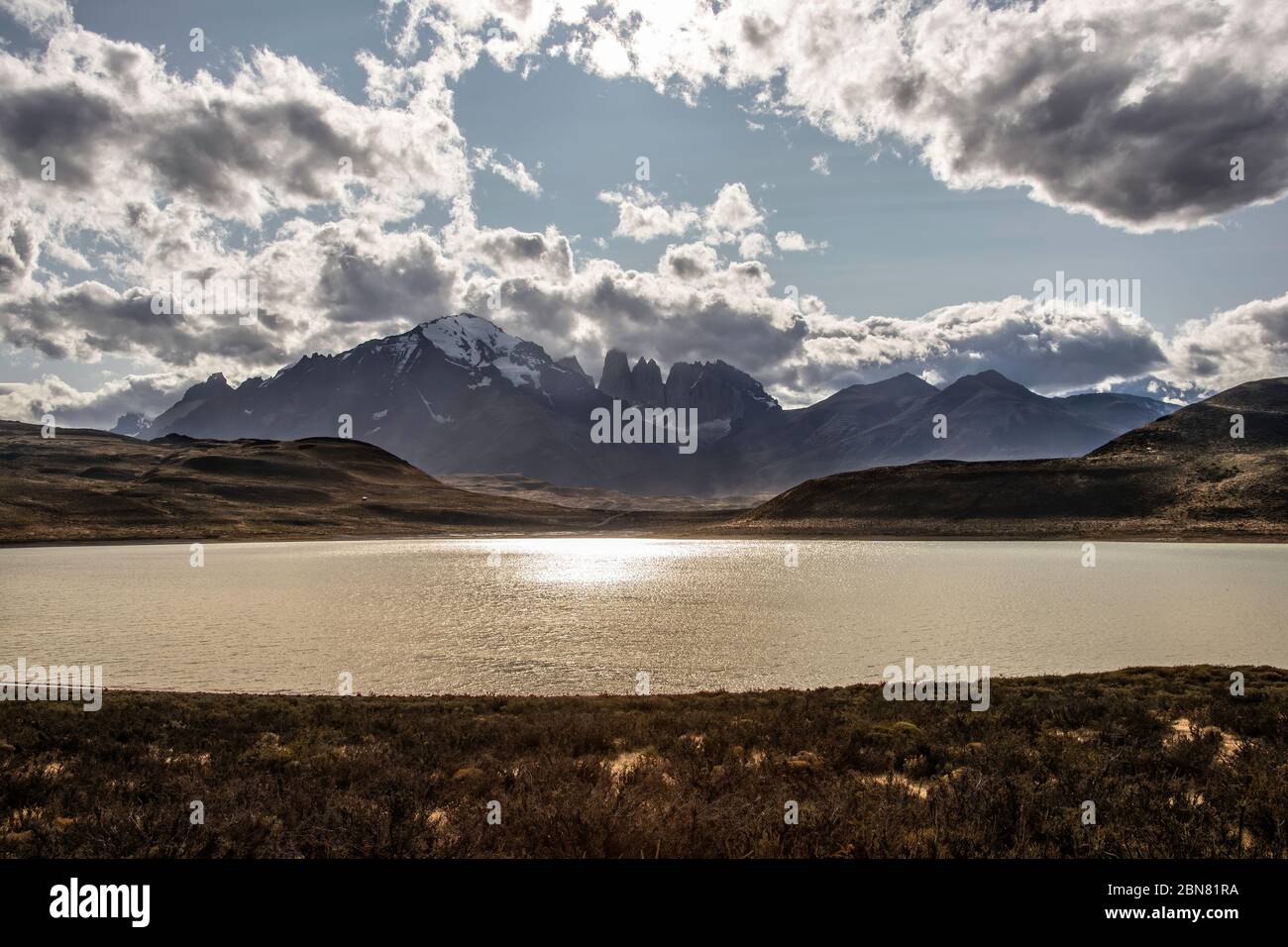 Die Cordillera Paine mit den drei Torres del Paine. (Norden oder Torres Monzino, Turm nach rechts.) Stockfoto