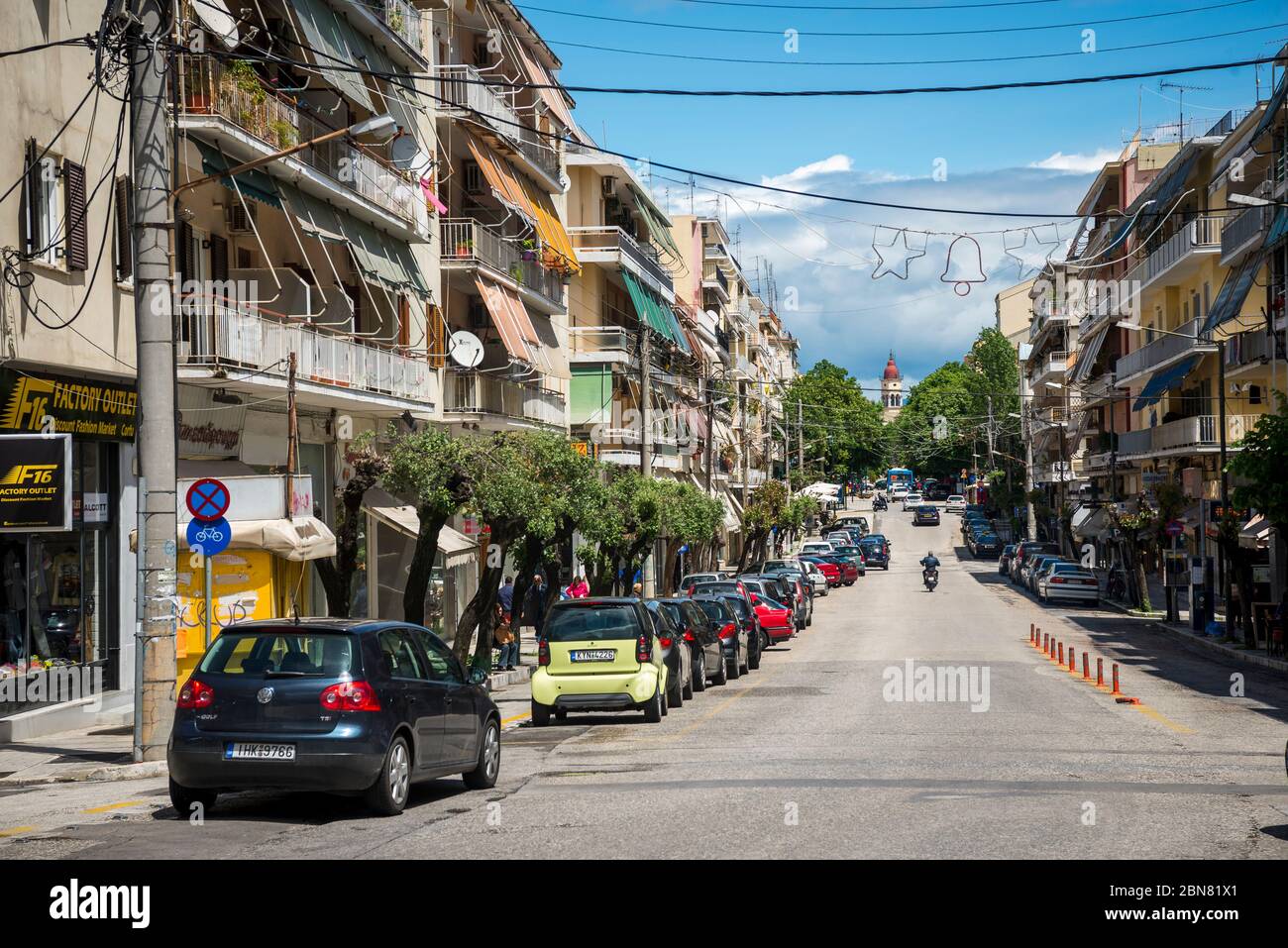 Autos auf einer Straße in der Altstadt, Korfu, Griechenland geparkt. Stockfoto