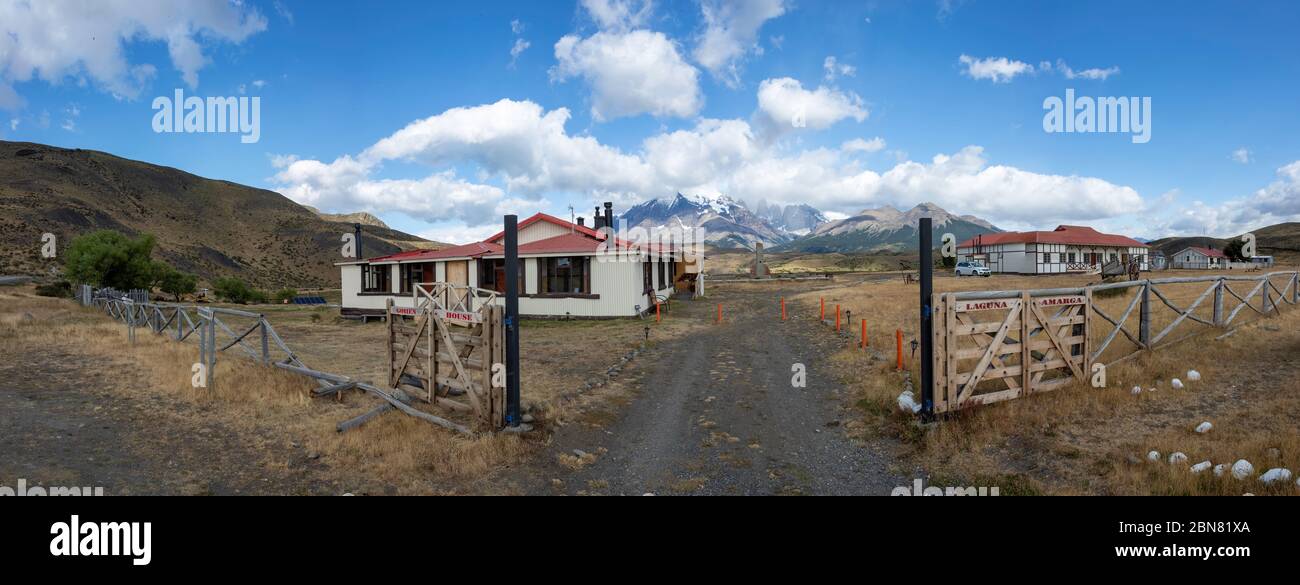 Panoramablick auf das Refugio Amarga, vor der Cordillera Paine und den Torres del Paine Stockfoto