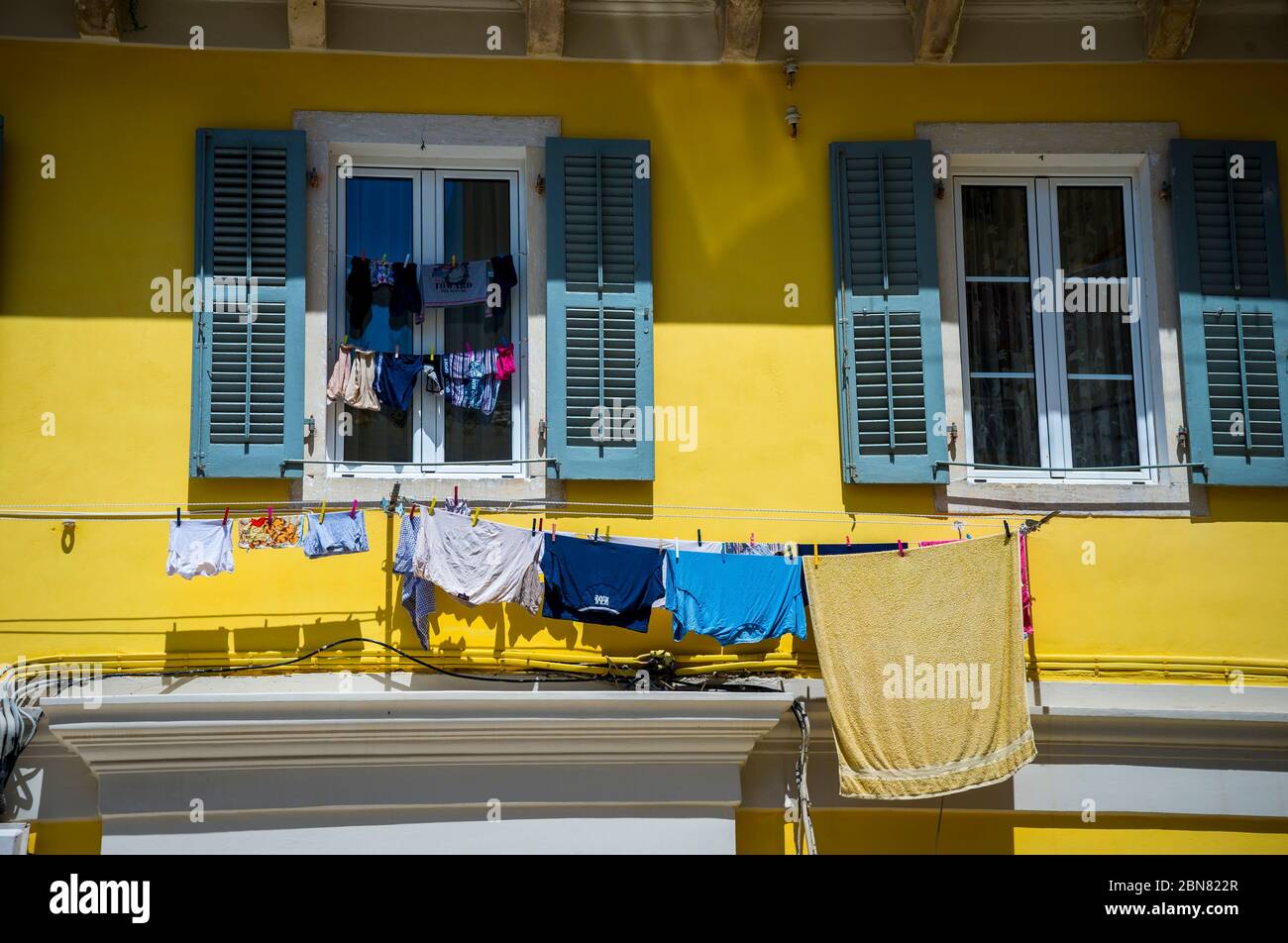 Waschen Trocknen vor einem Haus in der Altstadt, Korfu, Griechenland. Stockfoto