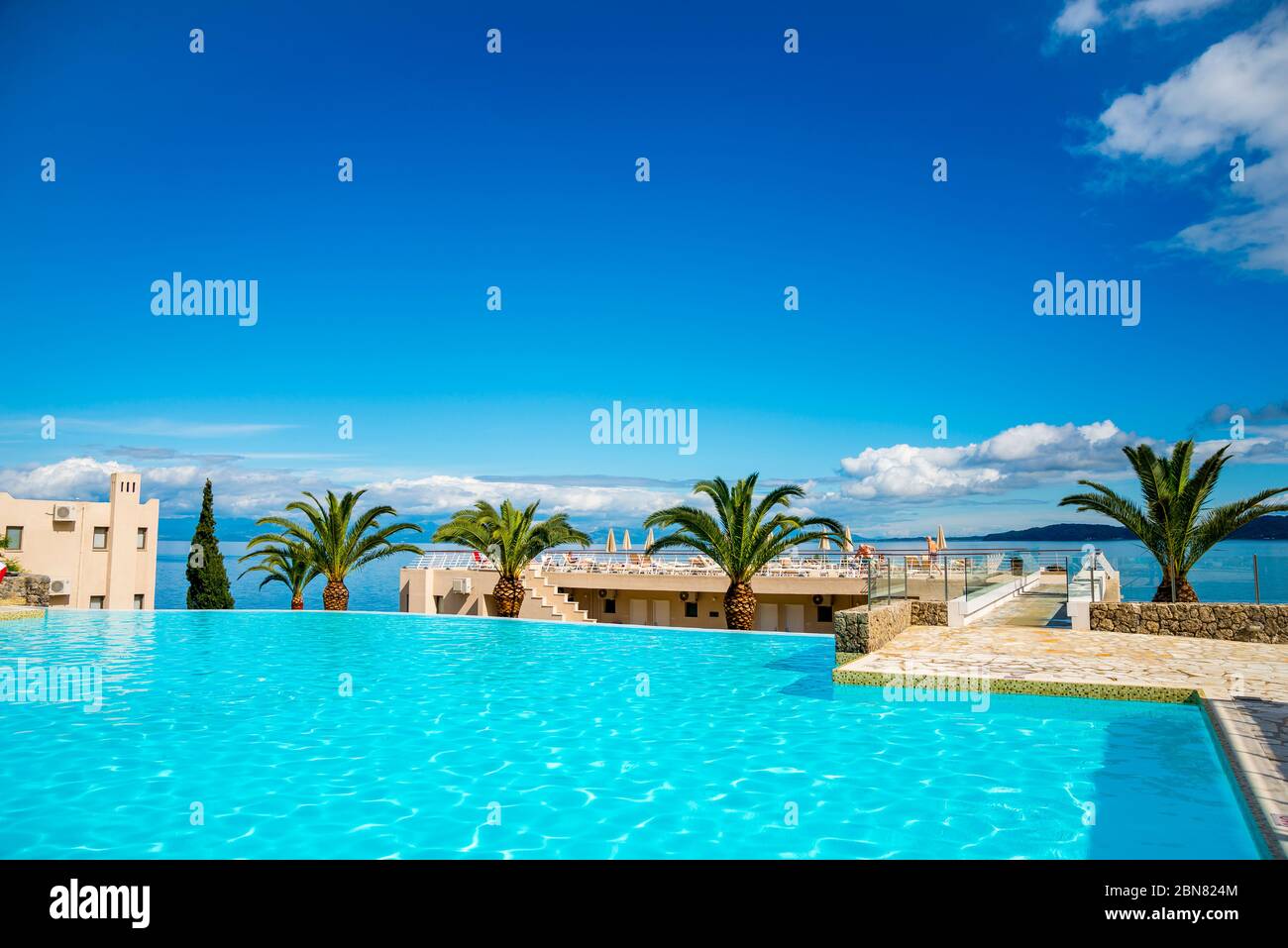 Infinity Pool in einem Hotelresort in Korfu, Griechenland. Stockfoto