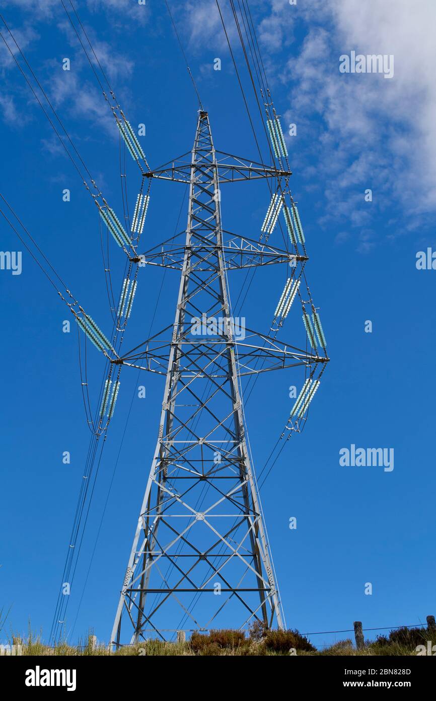 Ein Übertragungsturm oder ein Leistungsturm (alternativ Strommasten oder Variationen) ist eine hohe Struktur, in der Regel ein Stahlgitterturm, verwendet, um zu unterstützen Stockfoto
