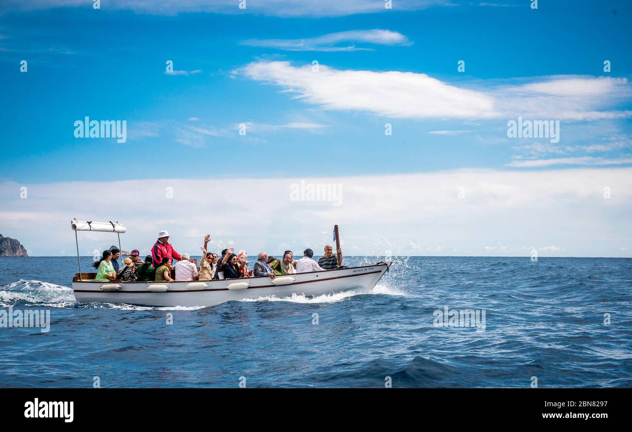 Urlauber genießen eine Bootsfahrt in der Nähe der Insel Korfu, Griechenland. Stockfoto