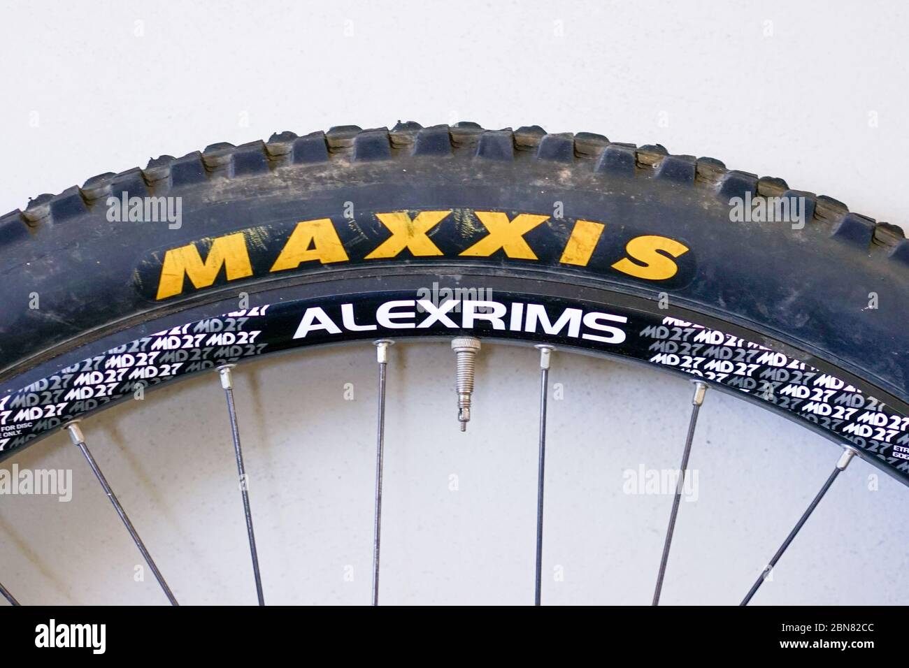 STANWELL TOPS, AUSTRALIEN - 11. Nov 2019: Alexirges mit Maxxis Reifen gebrauchten Mountainbike Stockfoto