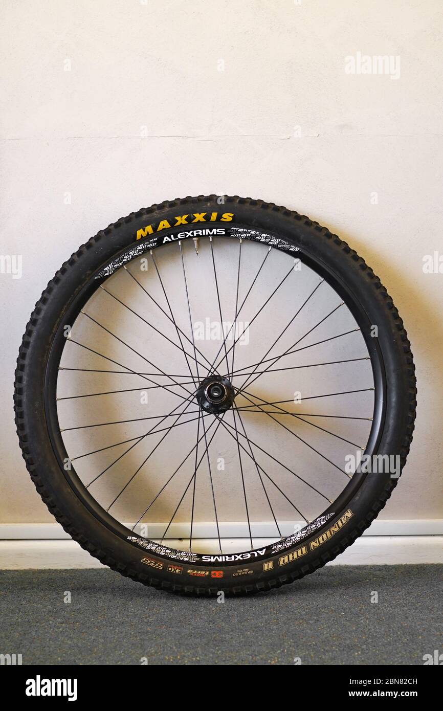 STANWELL TOPS, AUSTRALIEN - 11. Nov 2019: Gebrauchte Aleximiges Maxxis Tire Mountain Bike Wheel Stockfoto