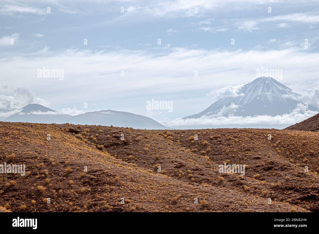 Vulkan Licancabur von Norden von San Dedrol de Atacama und der B-245 Route gesehen. Stockfoto