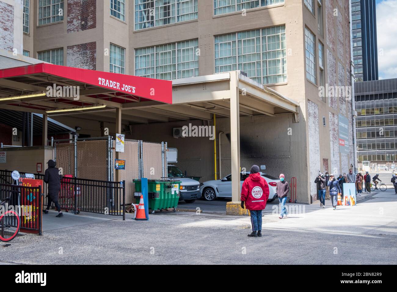 Trader Joes Supermarket, Covid-19 Virus Response and Social Distancing, Mai 2020, Philadelphia, Pennsylvania, USA Stockfoto