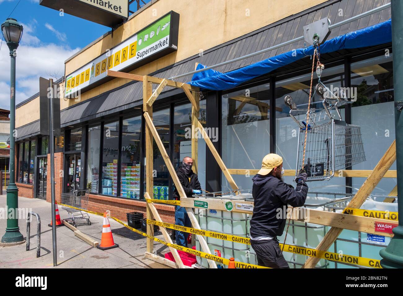 Small Supermarket Employees Desincting Shopping Carts, Covid-19 Virus Response and Social Distancing, Mai 2020, Philadelphia, Pennsylvania, USA Stockfoto