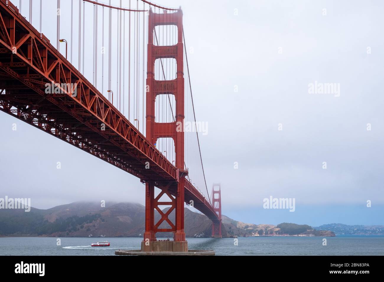 Die berühmte und ikonische Golden Gate Bridge in San Francisco, Kalifornien, von unten genommen, wo Kim Novak in Vertigo stand Stockfoto