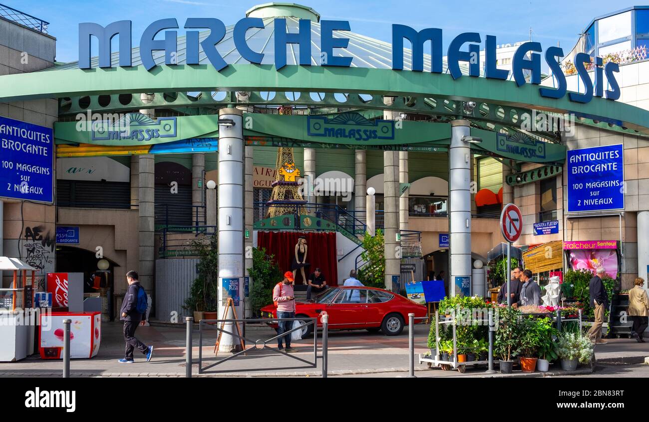 Die Stände und Antiquitäten der Marken Mallassis in den Marken aux Puces in Saint-Ouen, Clignancourt in Paris, ein festes Reiseziel Stockfoto