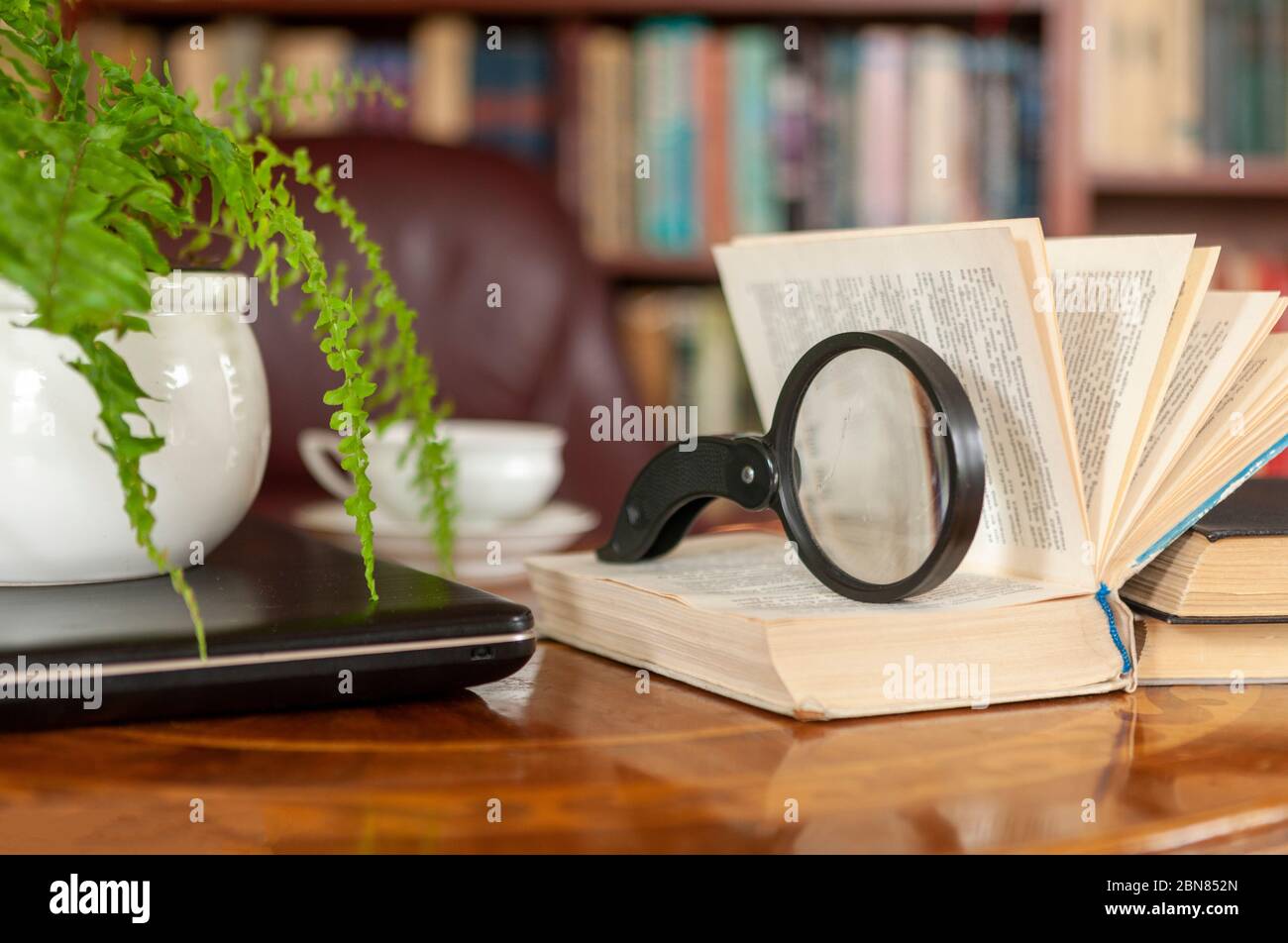 Bücher statt Nachrichten, virtuelle Spiele. Informative digitale Entgiftung. Gadget Detox Konzept. Digitales Suchtkonzept. Stockfoto