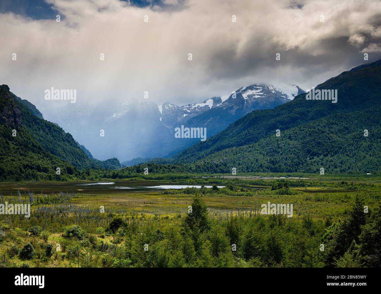 PUERTO RIO TRANQUILO, CHILE - UM FEBRUAR 2019: Stürmische Wolken entwickeln sich in der Nähe von Puerto Rio Tranquilo in Chile. Stockfoto