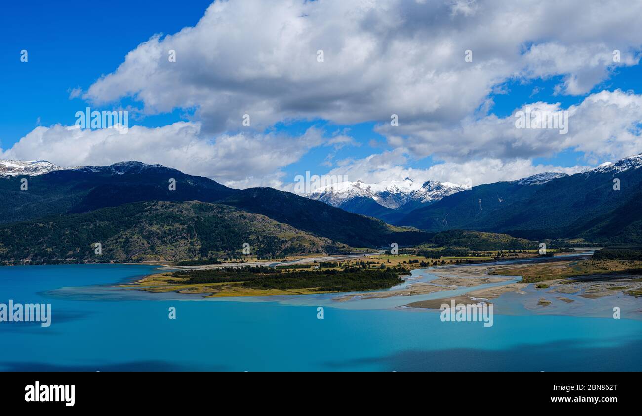 PUERTO RIO TRANQUILO, CHILE - CA. FEBRUAR 2019: Panoramablick auf den General Carrera See in der Nähe von Puerto Rio Tranquilo in Chile. Stockfoto