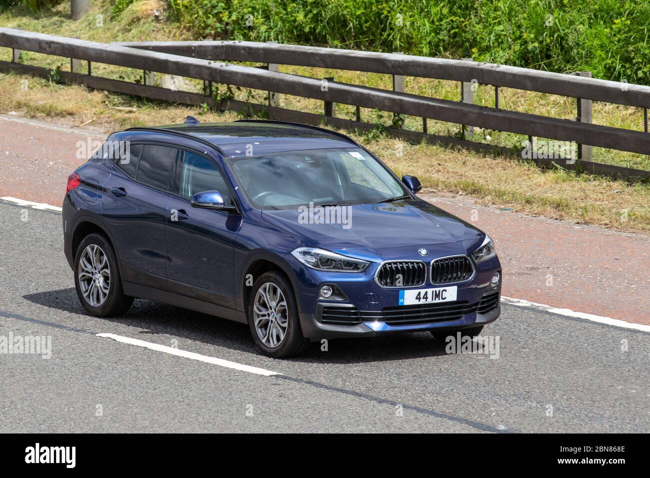 2018 blau BMW X2 Sdrive20I Sport Auto; Fahrzeugverkehr bewegende Fahrzeuge, Fahren Fahrzeug auf britischen Straßen, Motoren, Autofahren auf der Autobahn M6 Stockfoto