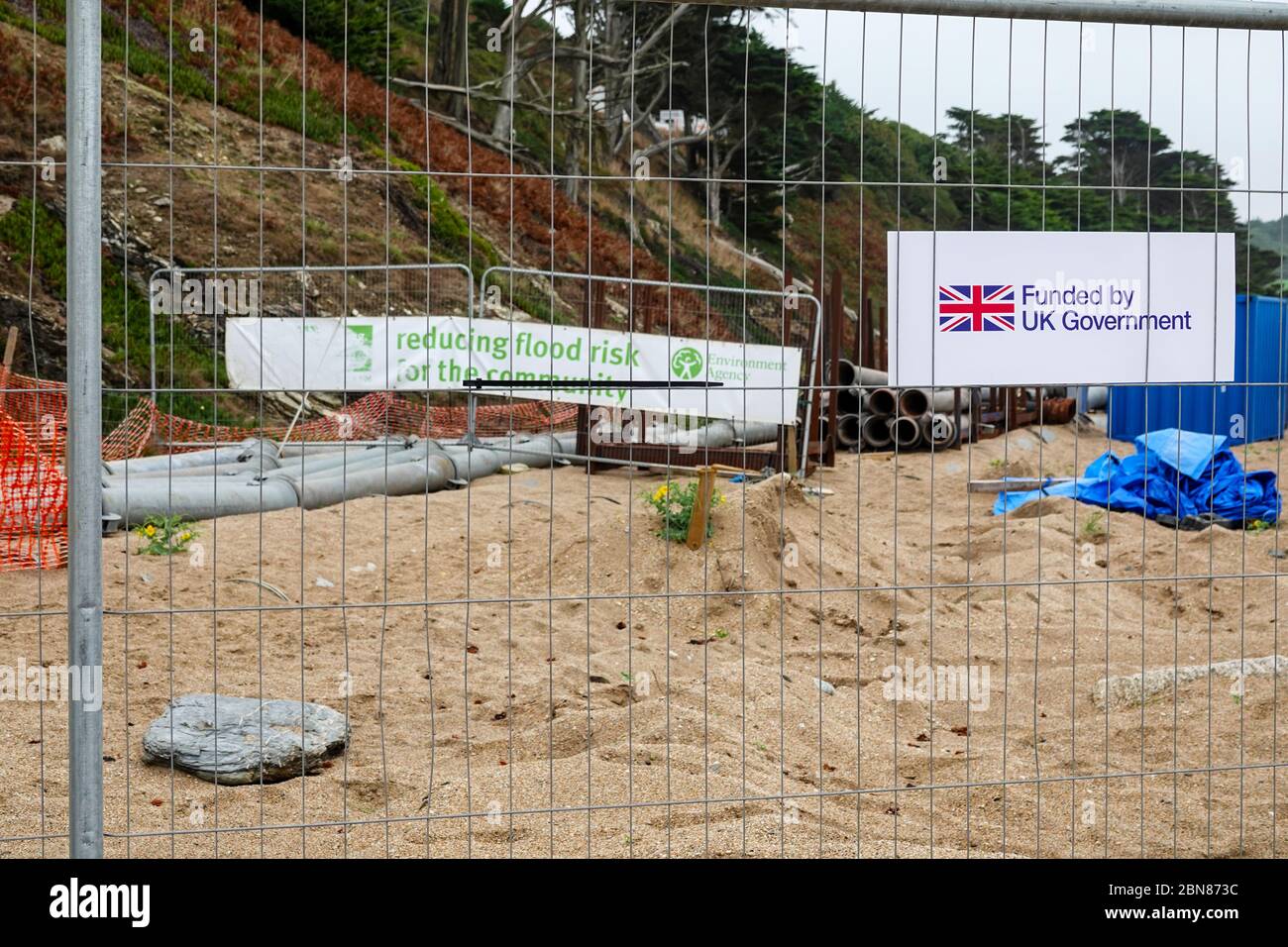 Ein Schild mit der Aufschrift "finanziert von der britischen Regierung" und ein Banner mit der Aufschrift "Reduzierung des Hochwasserrisikos", vom Umweltbundesamt, England, Großbritannien Stockfoto