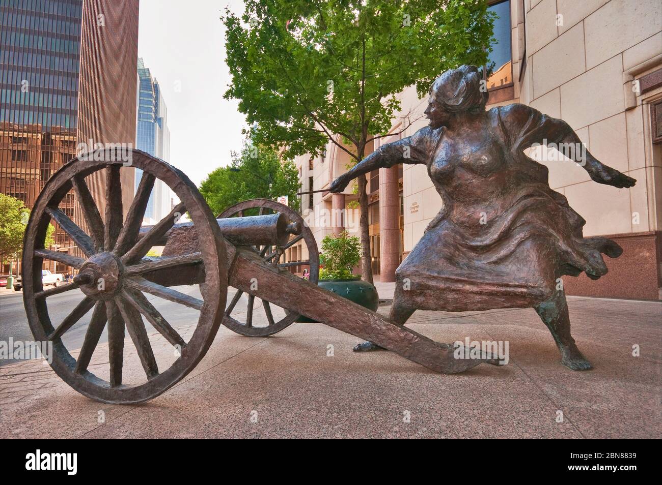 Angelina Eberly schießt eine Kanone, beginnt Archives war of 1842, Skulptur von Patrick Oliphant in der Congress Avenue, Downtown Austin, Texas, USA Stockfoto