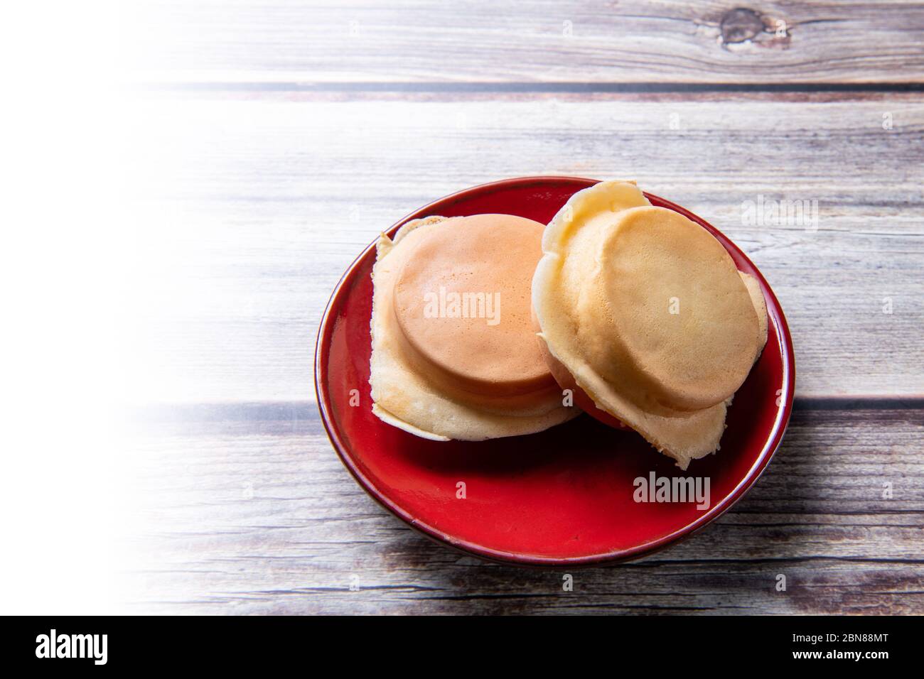 Red Bean Cake (Imagawayaki) ist ein japanisches Dessert und gefüllt mit süßer Azuki-Bohnenpaste Stockfoto